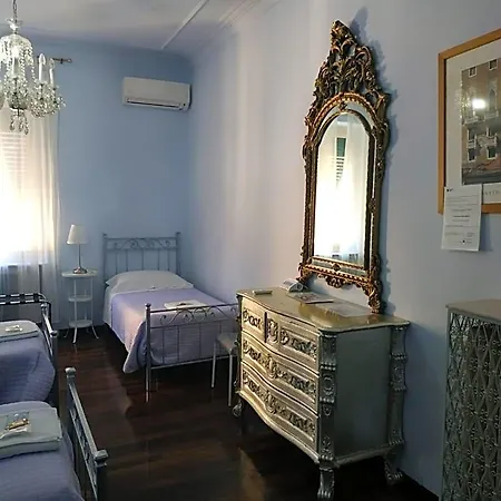 Around The Corner Colosseo B&B 4*
