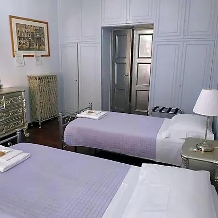 Around The Corner Colosseo B&B 4*