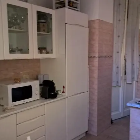 Around The Corner Colosseo Bed & Breakfast 4*